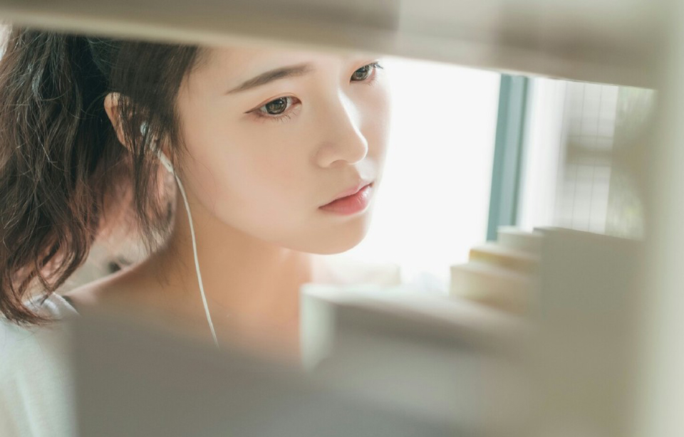 “不会。”小乔摇了摇头，眼中的茫然之色更浓：“妾身也不知道。”